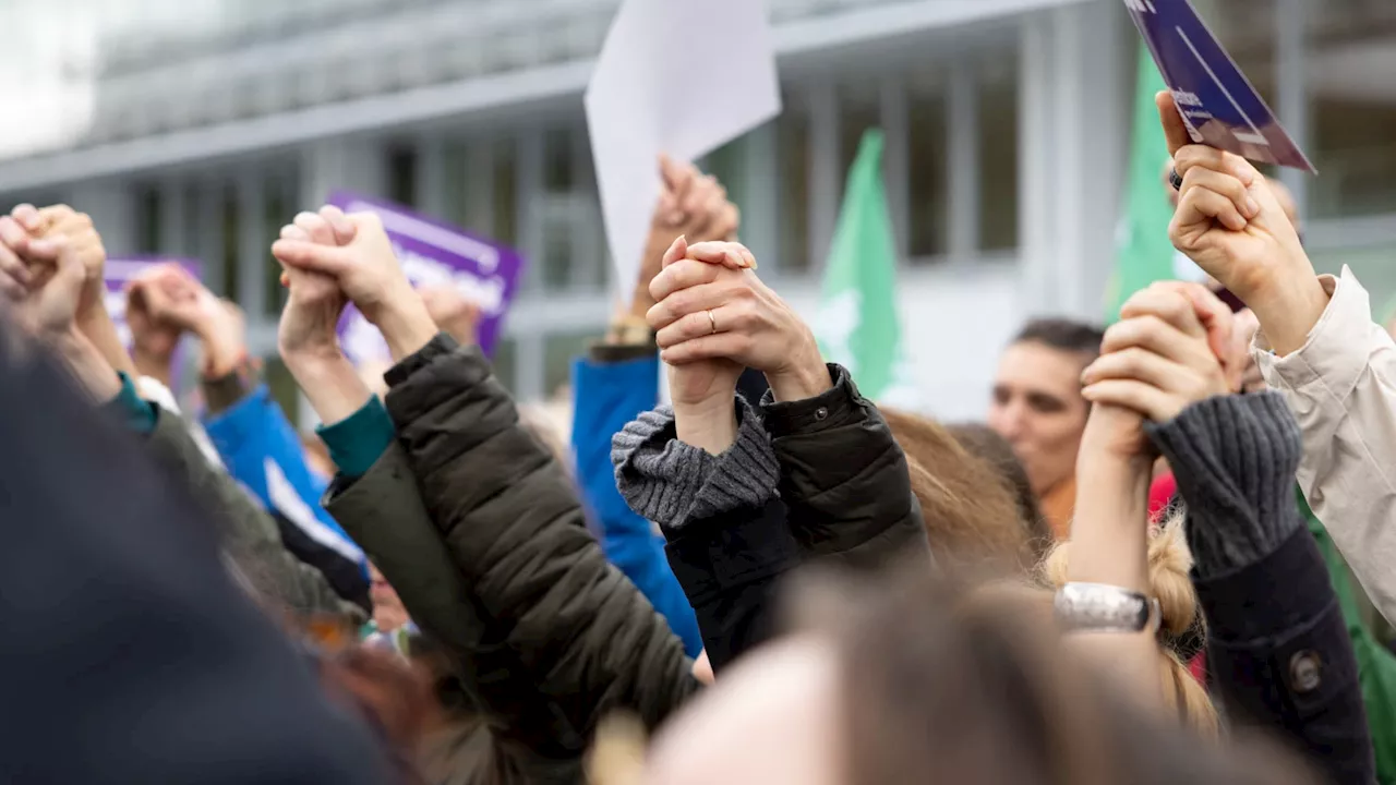 'Stop au déni': des dizaines de manifestations contre les violences sexuelles devant les palais de justice