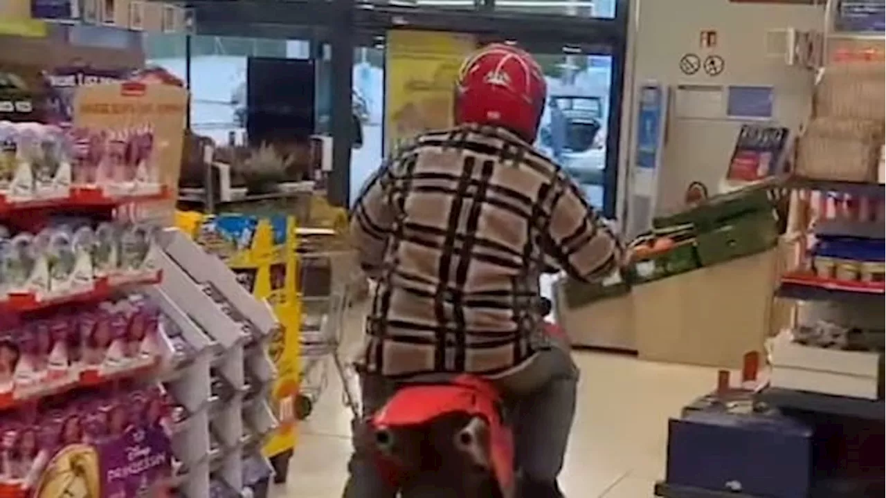 Irres Video: Mann brettert mit Motocross-Maschine durch Supermarkt