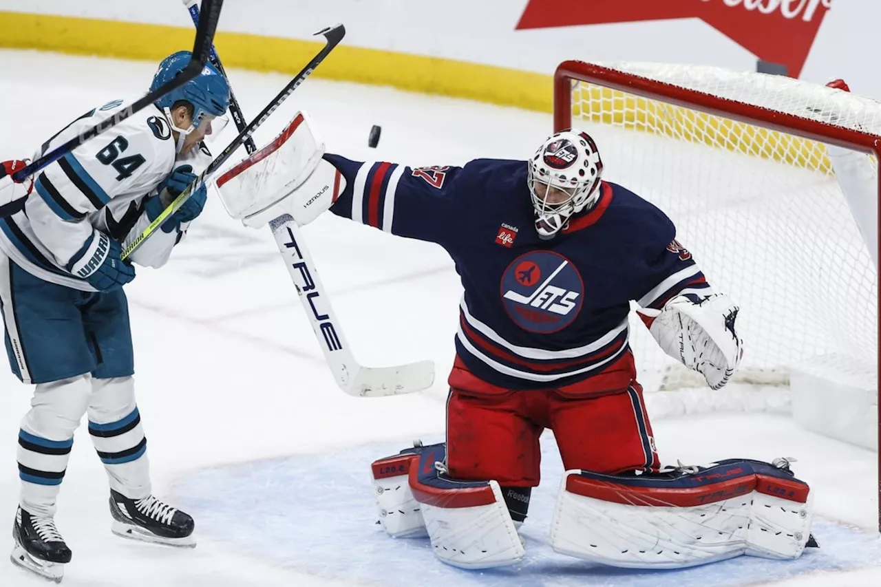 Jets gift Hellebuyck with eight goals of run support on night of his 500th start