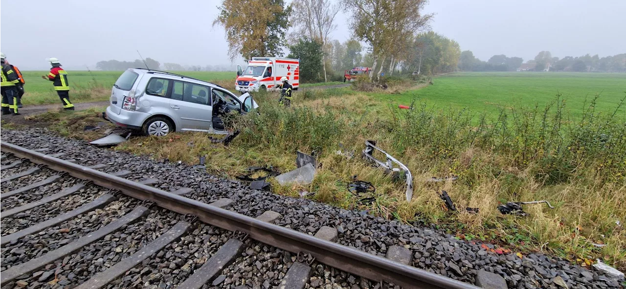 Zug schleudert Pkw an Bahnübergang von Fahrbahn: 52 Personen aus Zug evakuiert