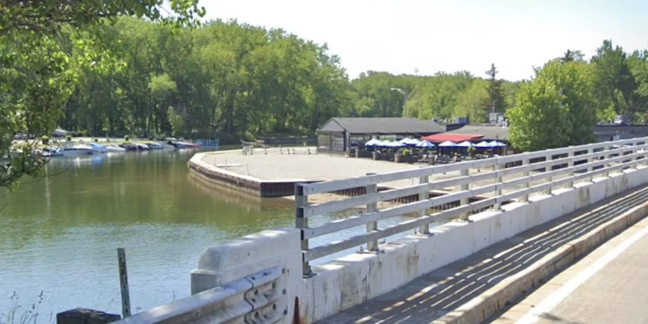 Speeding car splashes into Chagrin River by Eastlake restaurant, police say