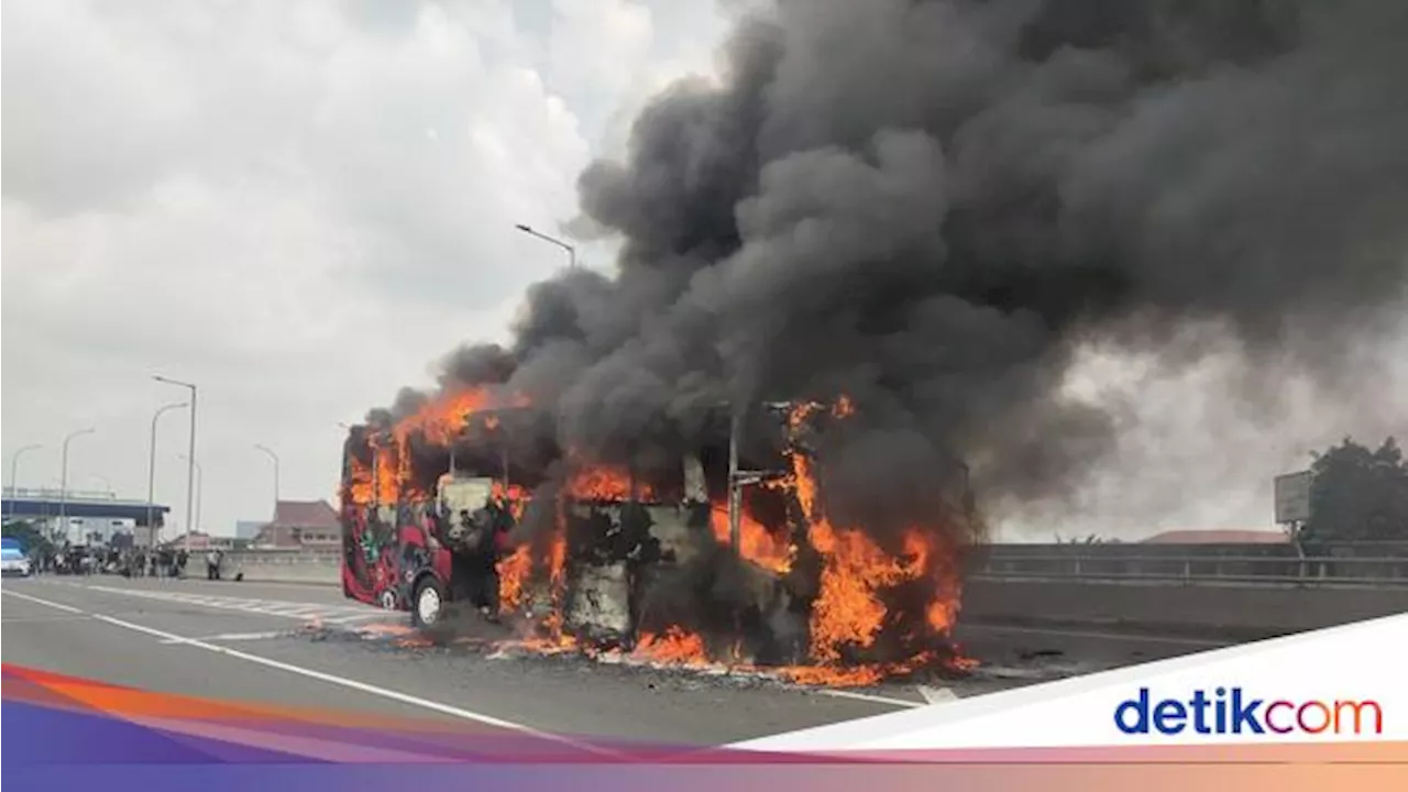 Huru-Hara Bus Sumber Kencono Dibakar Massa di Ngawi Saat Mudik Lebaran