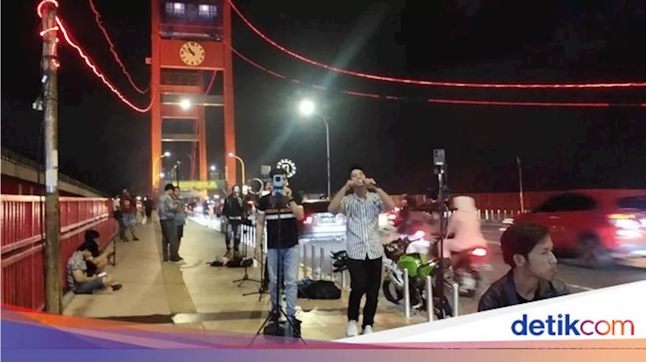 Tren Pengamen Online Live TikTok di Jembatan Ampera Demi Raup Cuan Lebih