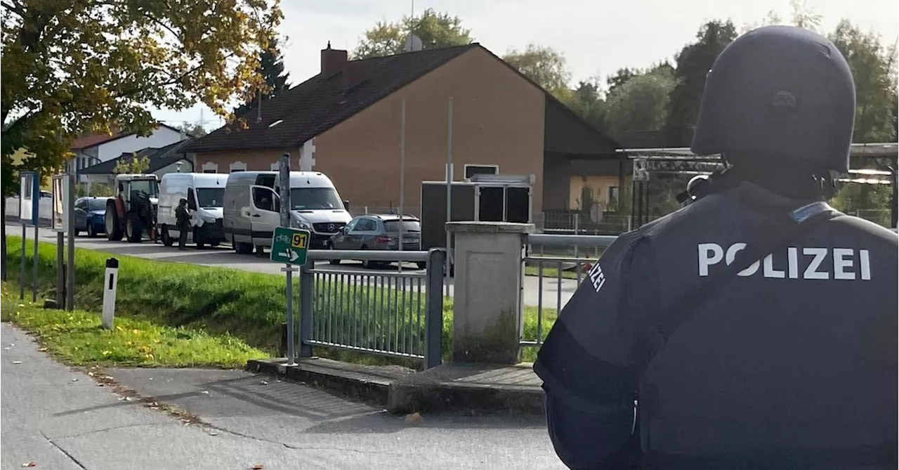 Großeinsatz in Zistersdorf: Verschanzter Mordverdächtiger offenbar bei Explosion getötet