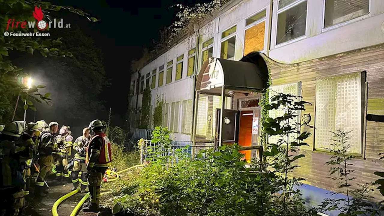 D: Brand in einem leerstehenden Schwimmbad löst Großeinsatz in Essen aus