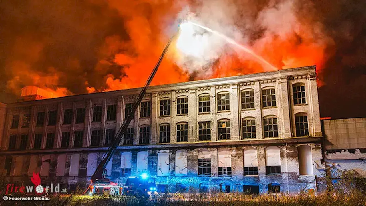 D: Nächtlicher Brand auf dem Dach des Gebäudes der ehemaligen Baumwollspinnerei Gronau