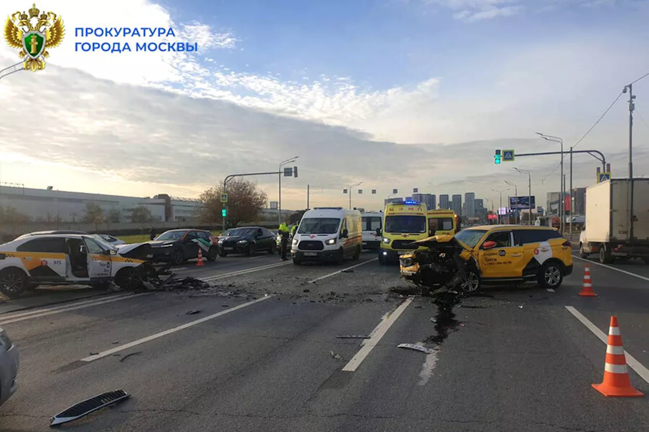 В Москве из-за жесткого ДТП с такси пострадали дети