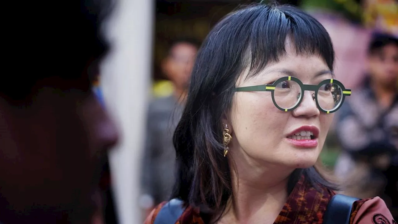 Akademisi Stella Christie Dicari Tumpangan Kendaraan Saat Keluar dari Rumah Presiden Terpilih Prabowo Subianto