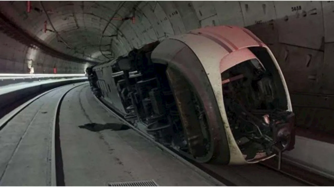 Tren se descarrila y vuelca en salida de alta velocidad, suspenden servicio en Madrid