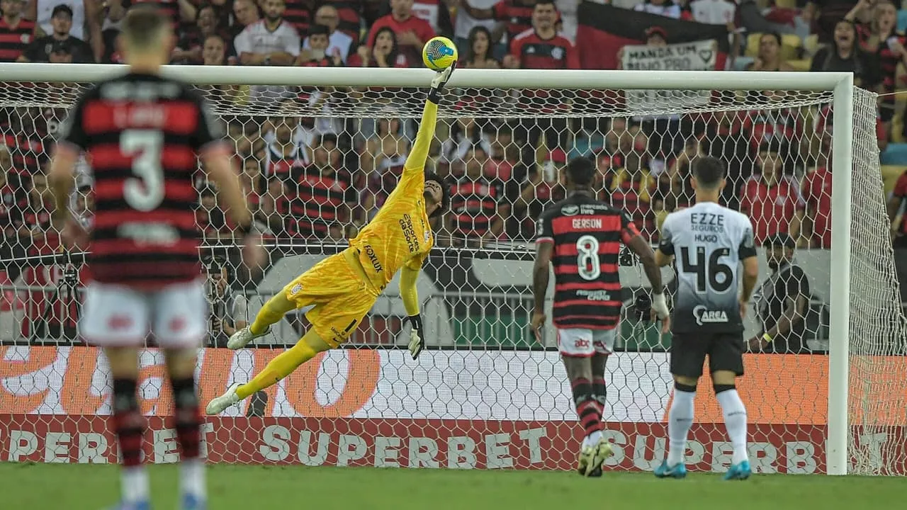 O que Corinthians precisa fazer para escalar Hugo Souza contra o Flamengo