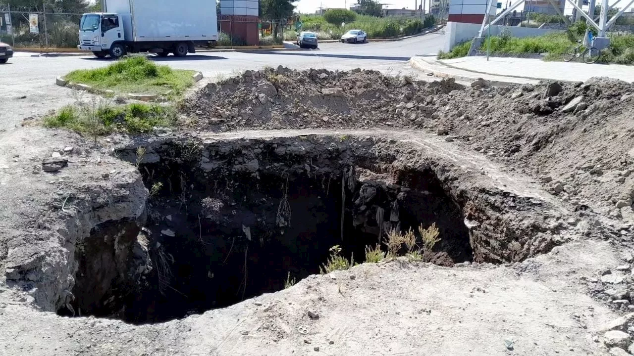 &quot;Los coches caen en el socavón&quot;: vecinos de Ecatepec esperan solución tras un año