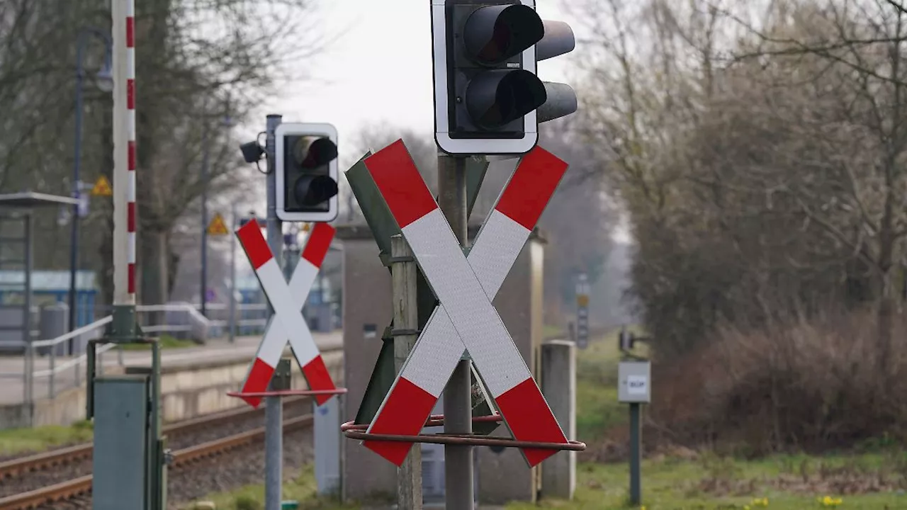 Bayern: Auto bleibt im Gleisbett stecken und wird von Zug erfasst