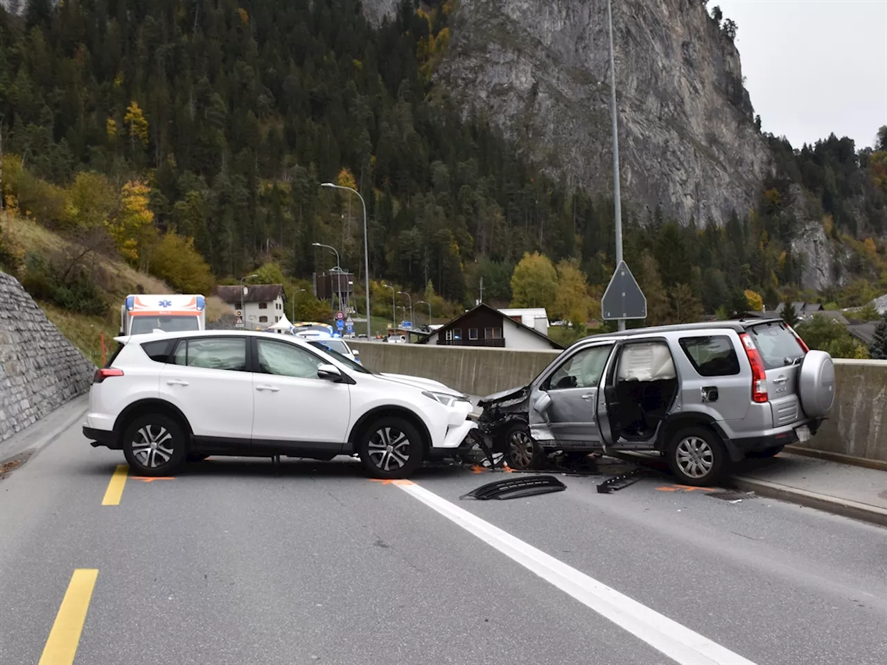 Trin Mulin GR: Autofahrerin (87) kollidiert auf der Oberalpstrasse mit zwei Fahrzeugen