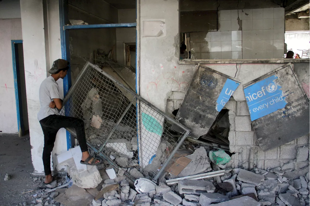 Israeli strikes kill 32 in Gaza, siege around hospitals tightens