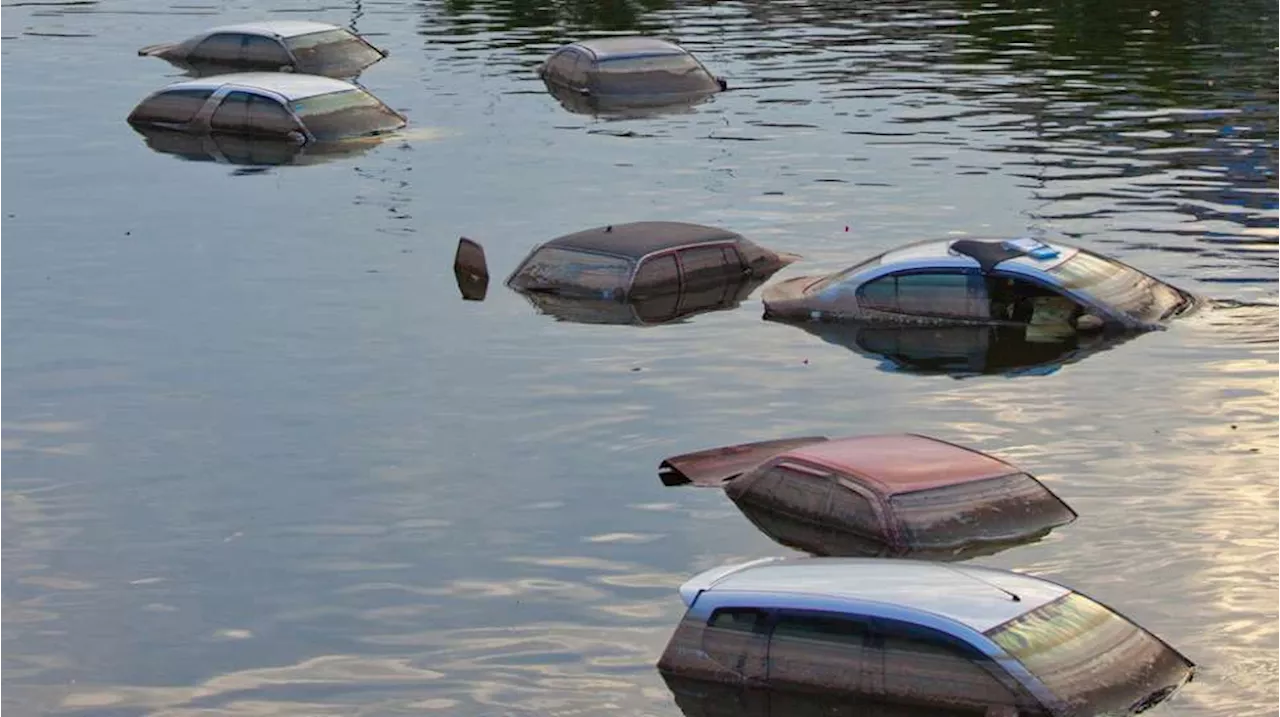 Mobil Terendam Banjir? Jangan Panik, Ini Langkah Penyelamatannya