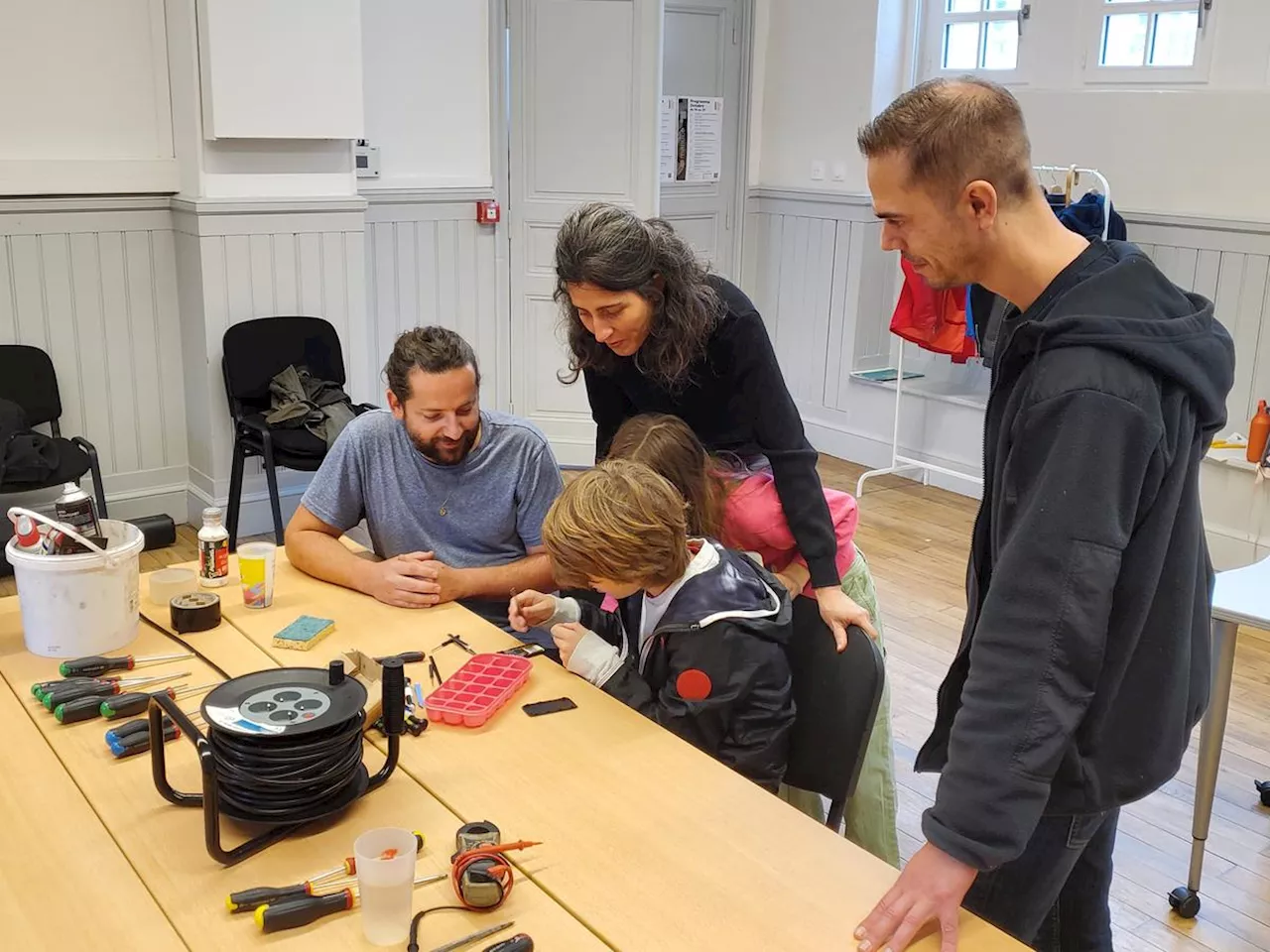 « C’est bon, ça marche ! » A Bordeaux, des ateliers pour apprendre à redonner vie aux objets