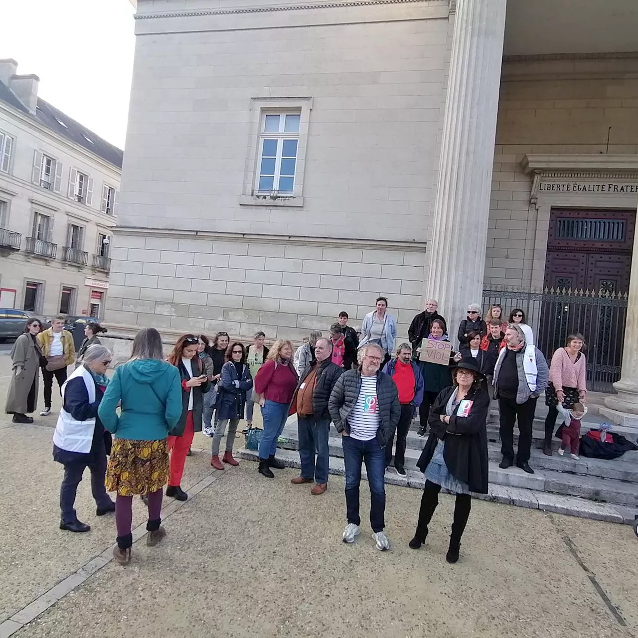 Dordogne : le soutien à Gisèle Pelicot devant le palais de justice de Périgueux