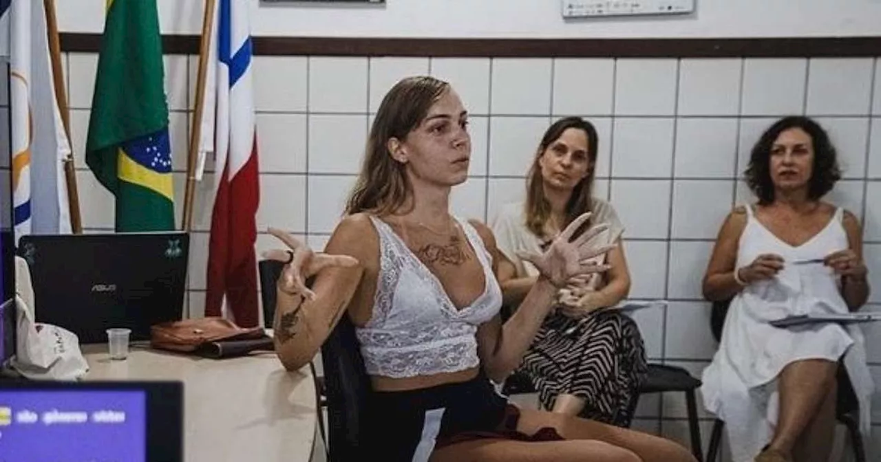 Historiadora que mostrou parte íntima na UFMA já fez pose picante em palestra na Bahia