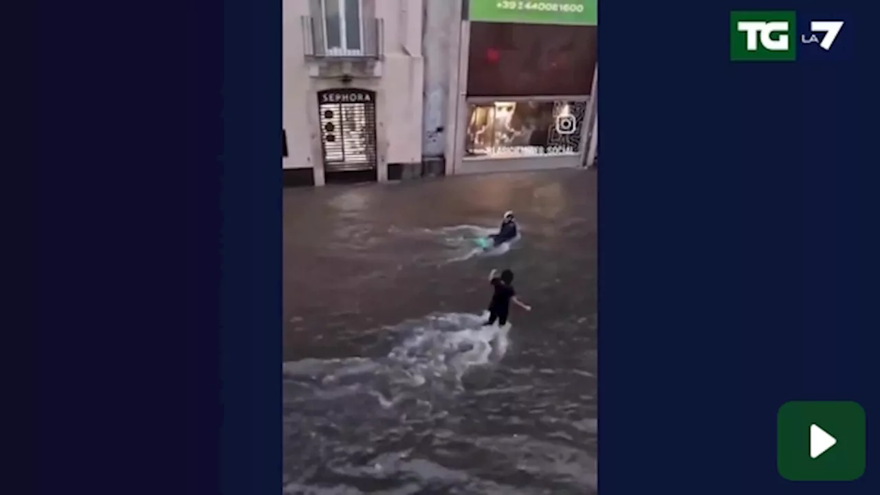 Maltempo a Catania: donna salva un uomo trascinato via dall'acqua in via Etnea