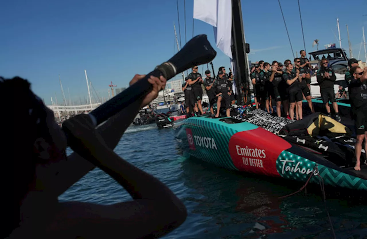 'Best ever' New Zealand beat Britain to defend America's Cup