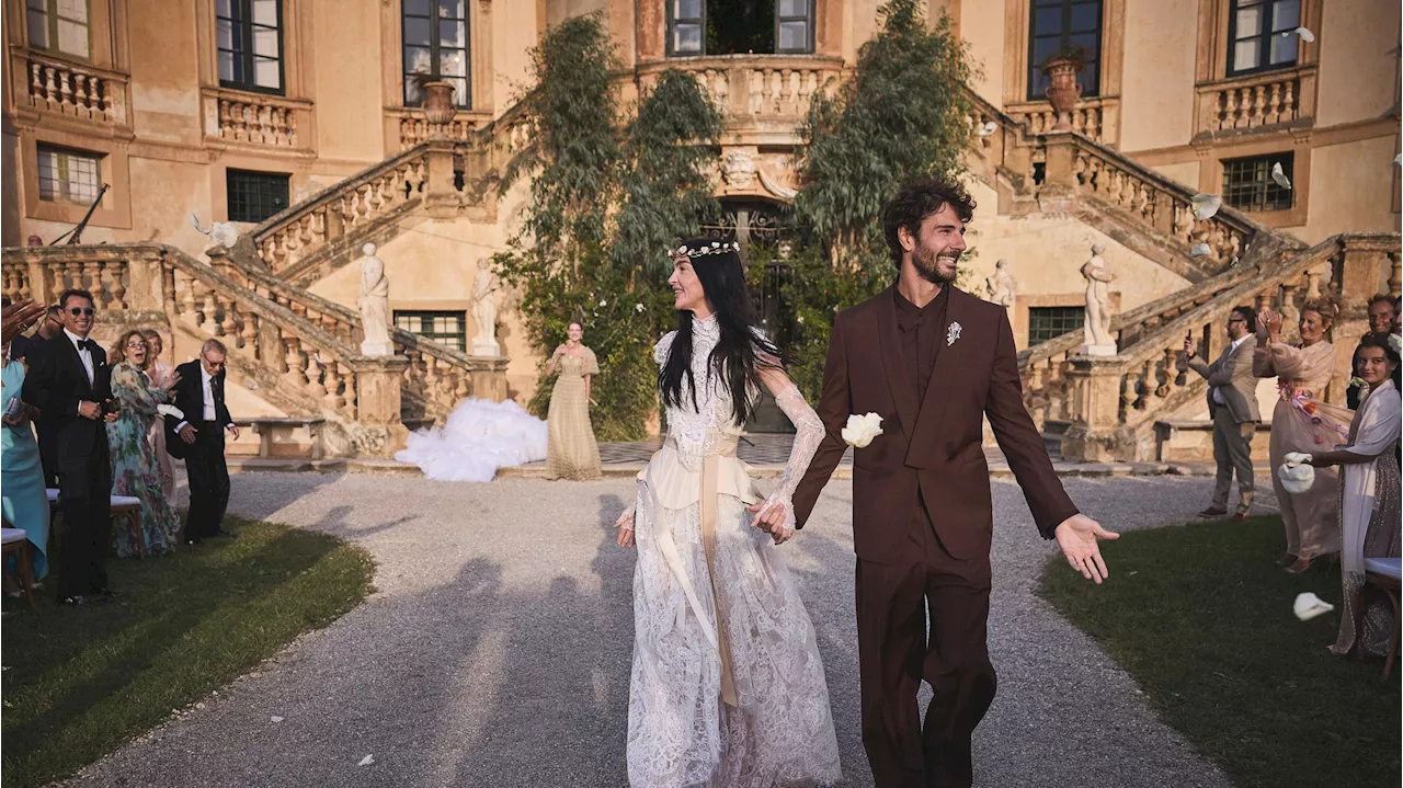 Il matrimonio di Mariacarla Boscono in abito da sposa Dolce & Gabbana Alta Moda dai tessuti vintage, le foto dell'album di nozze e l'intervista