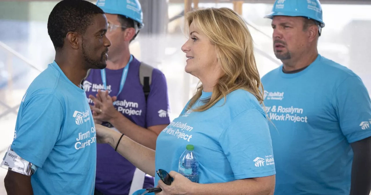 Garth Brooks, Trisha Yearwood celebrate Jimmy Carter's birthday at Habitat for Humanity site