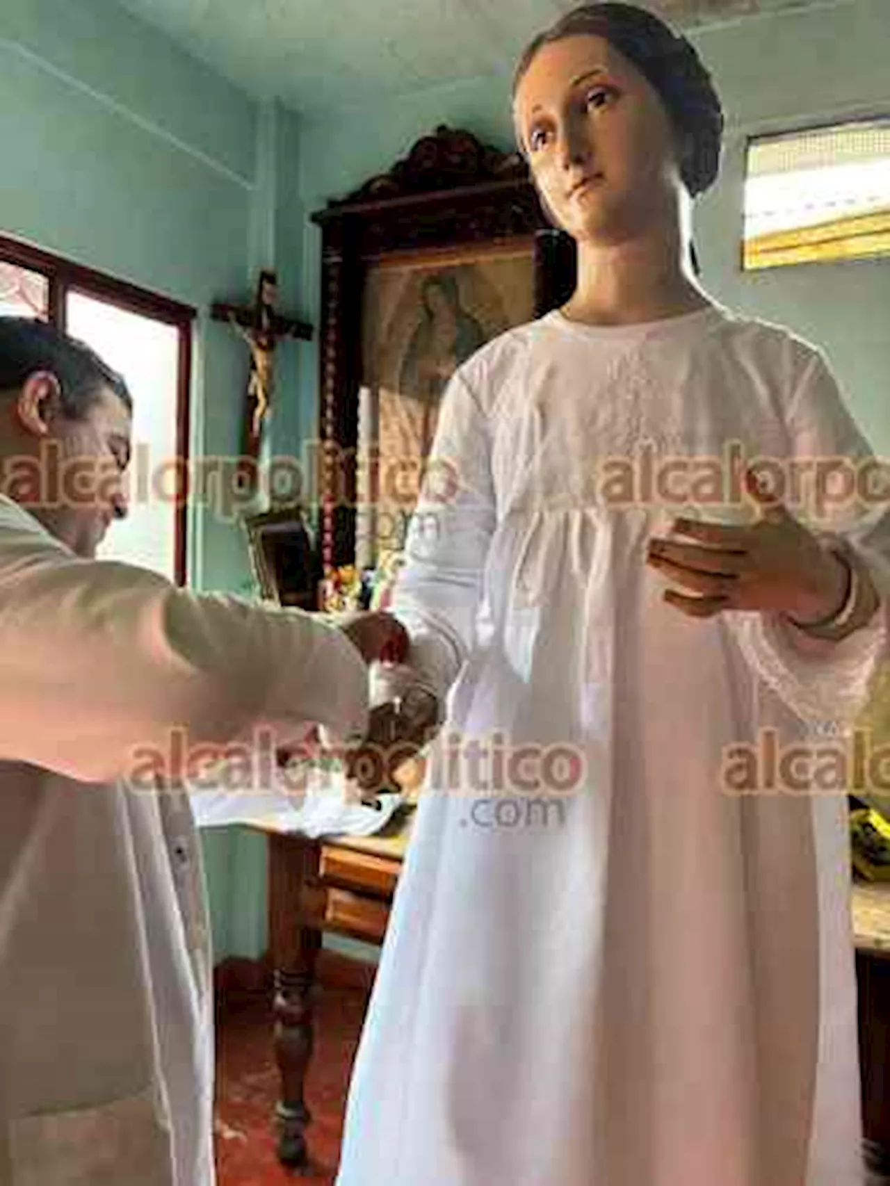 Trabajan en restaurar imagen de la Virgen del Carmen en parroquia de Zongolica