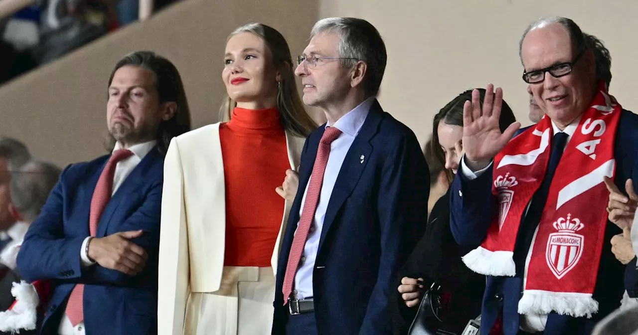 Das ist die schöne Frau neben Albert von Monaco auf der Tribüne