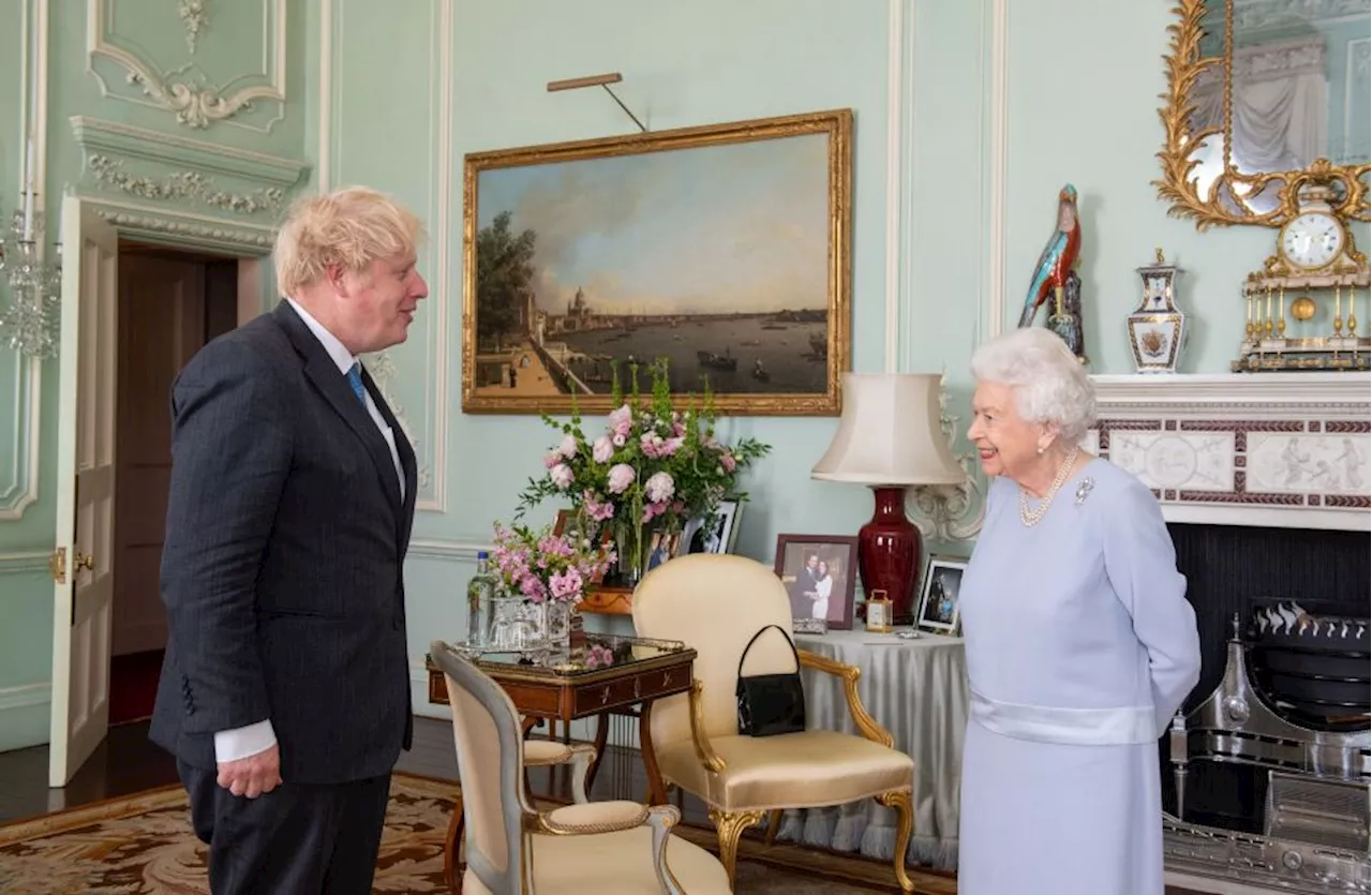 Boris Johnson diz em livro que a rainha Elizabeth II tinha câncer ósseo