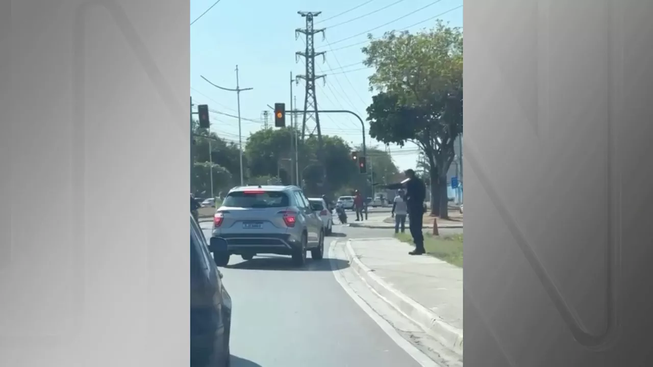 Vídeo: PM pega carona com motociclista para perseguir bandidos no RJ