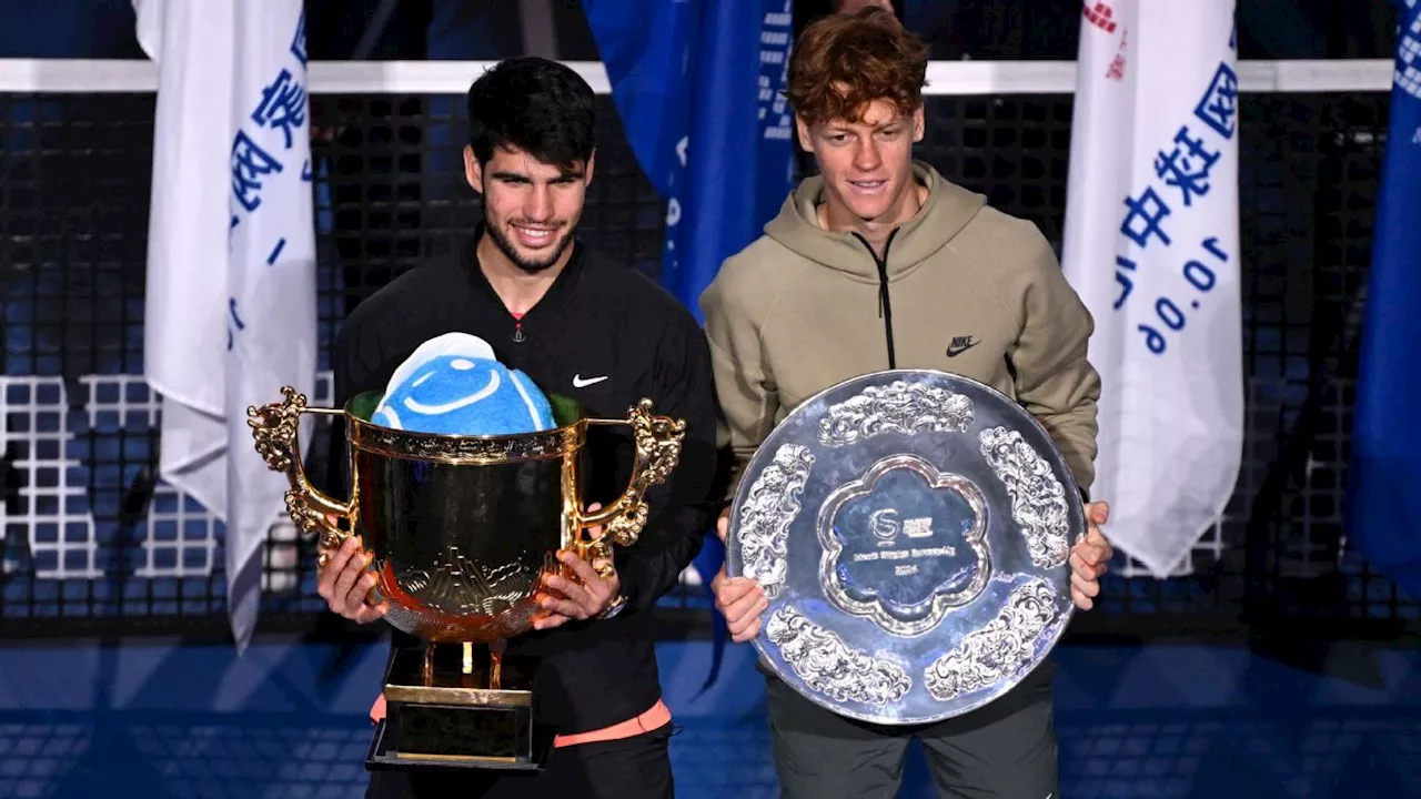 Alcaraz vira contra Sinner em jogaço, é campeão em Pequim e vence 10º duelo da rivalidade