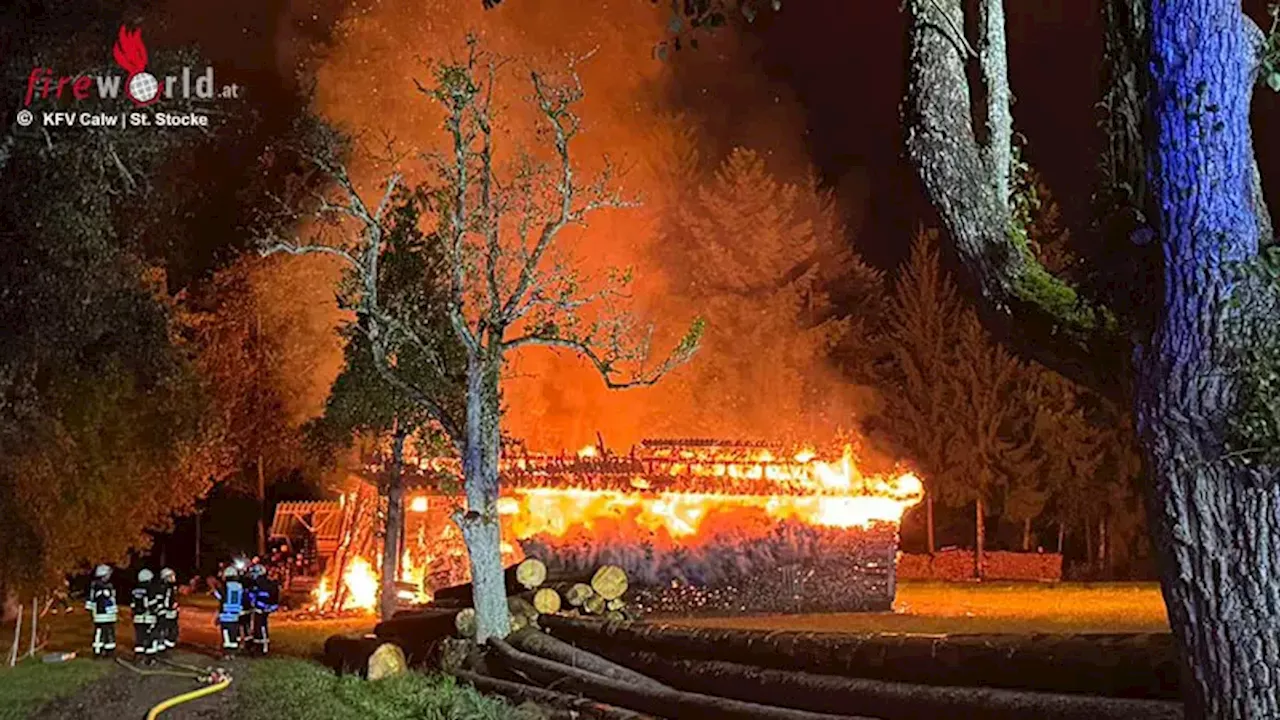 D: Große Hütte eines Pferdehofes brennt am Waldrand in Calw