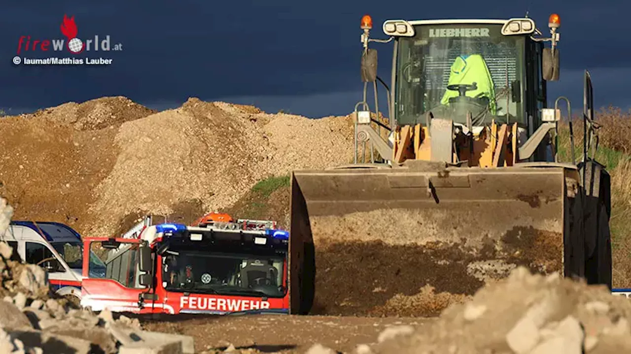 Lkw stürzt in Bauschuttdeponie ab