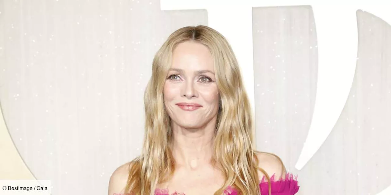 – À l’Opéra Garnier, Vanessa Paradis subjugue en robe longue fuchsia aux épaules dénudées