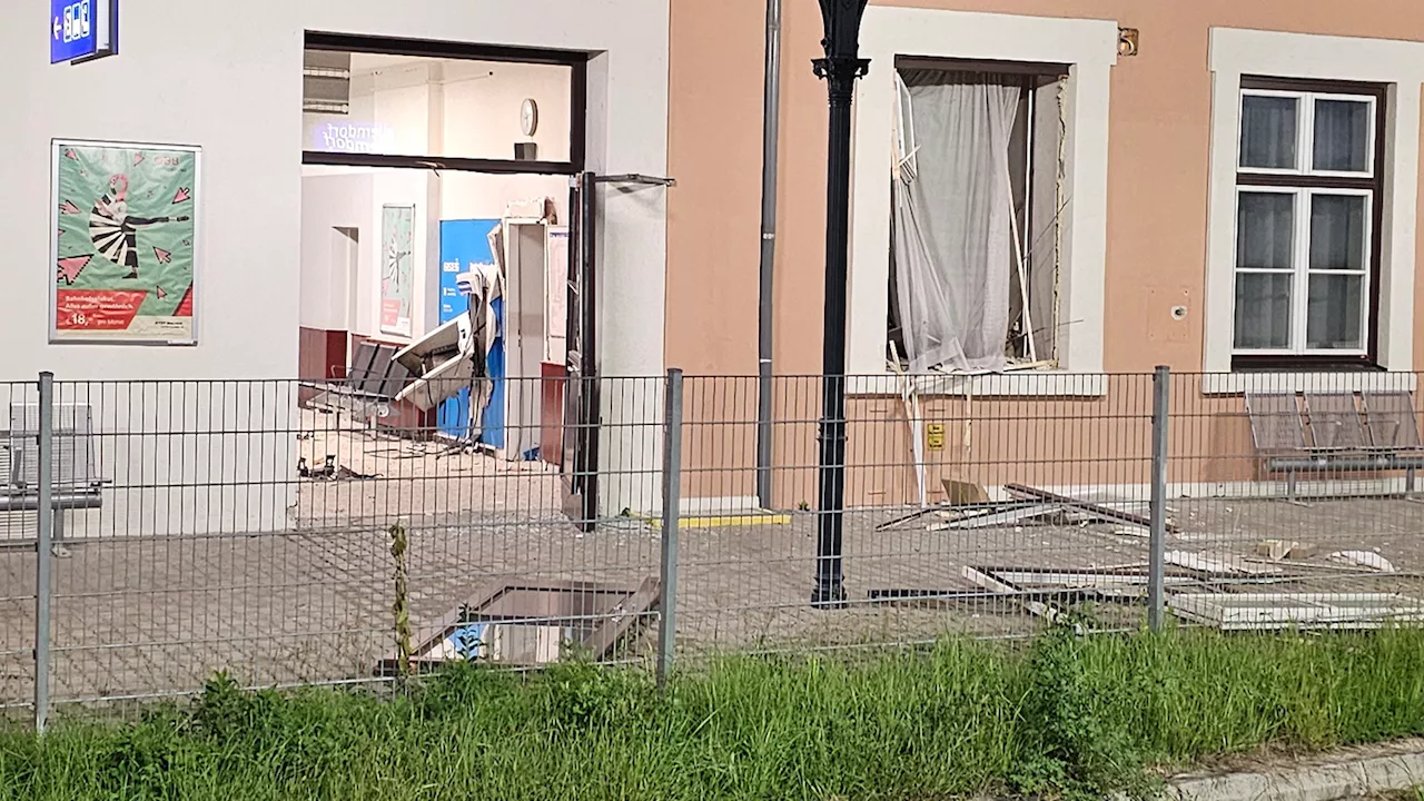 Explosion am Bahnhof – Unbekannte sprengen Bankomat