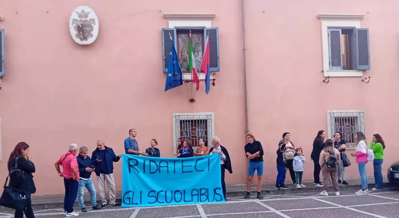 Ceccano, flash mob durante il Consiglio comunale: «Ridateci gli scuolabus»