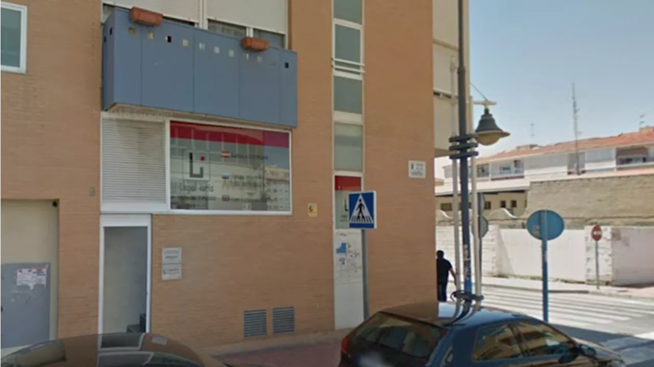 Dos agentes evitan que una joven se tire al vacío en el juzgado de Torrevieja