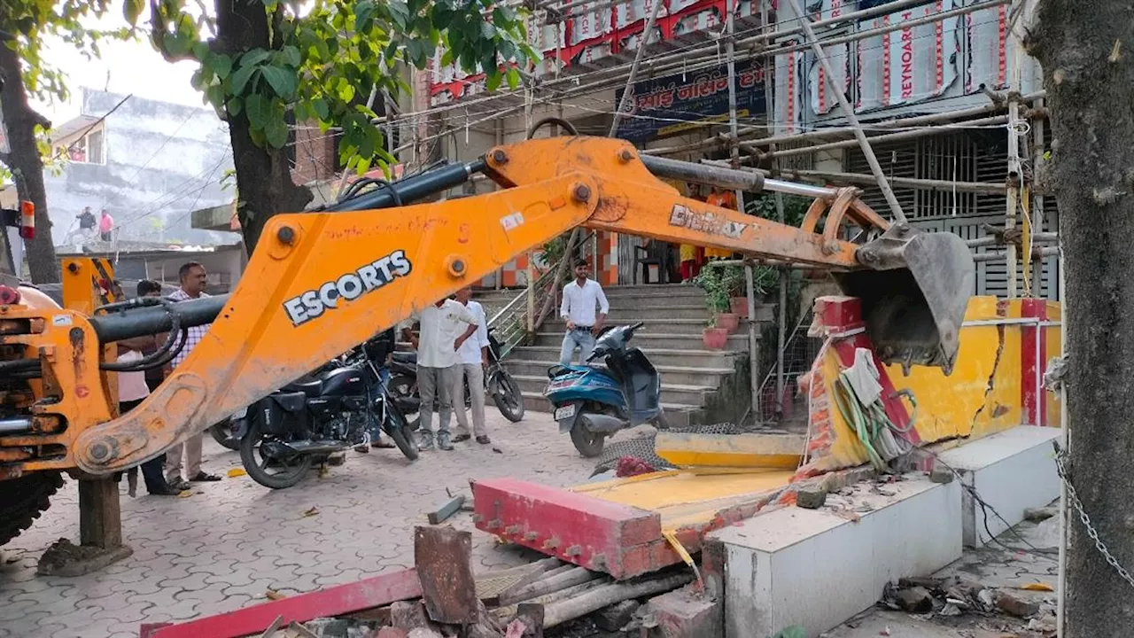 अतिक्रमण की मिली शिकायत तो Bulldozer लेकर पहुंच गए अधिकारी, मोहलत मांगता रह गया दुकानदार; नहीं पसीजा दिल