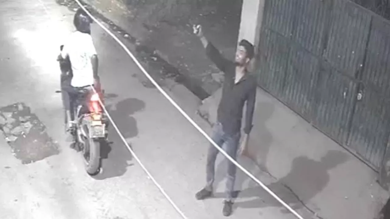 VIDEO: बाइक से आए बदमाश, घर की ताबड़तोड़ फायरिंग; पूरी वारदात CCTV में कैद