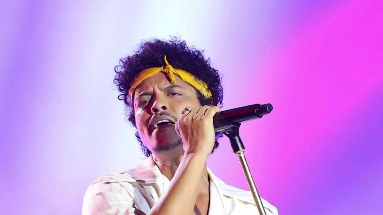 Bruno Mars começa maratona de shows no Brasil com apresentação luminosa para 'pequeno' grupo de sortudos