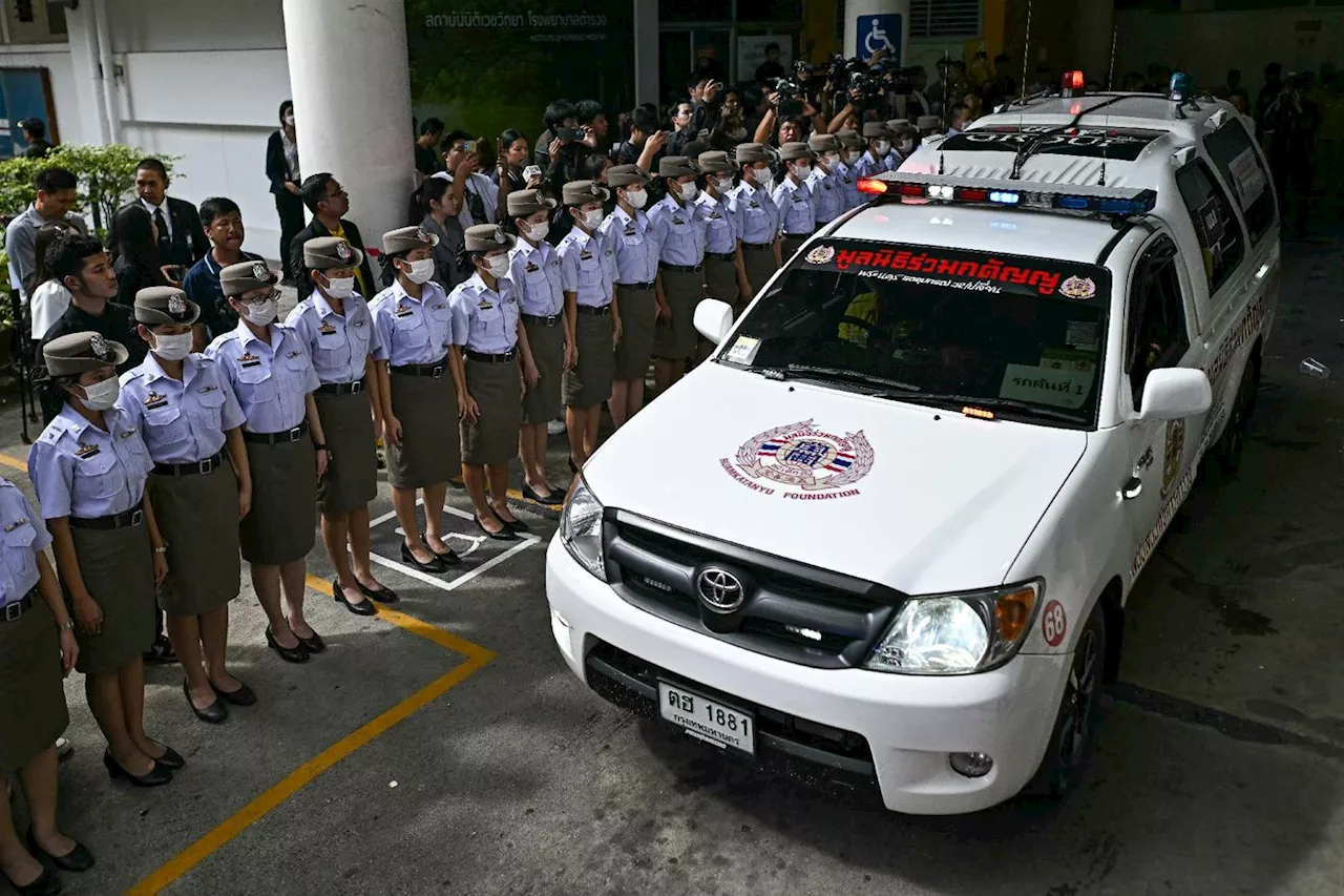 Thaïlande: les cercueils des 23 victimes de l'incendie d'un car scolaire retournés aux familles