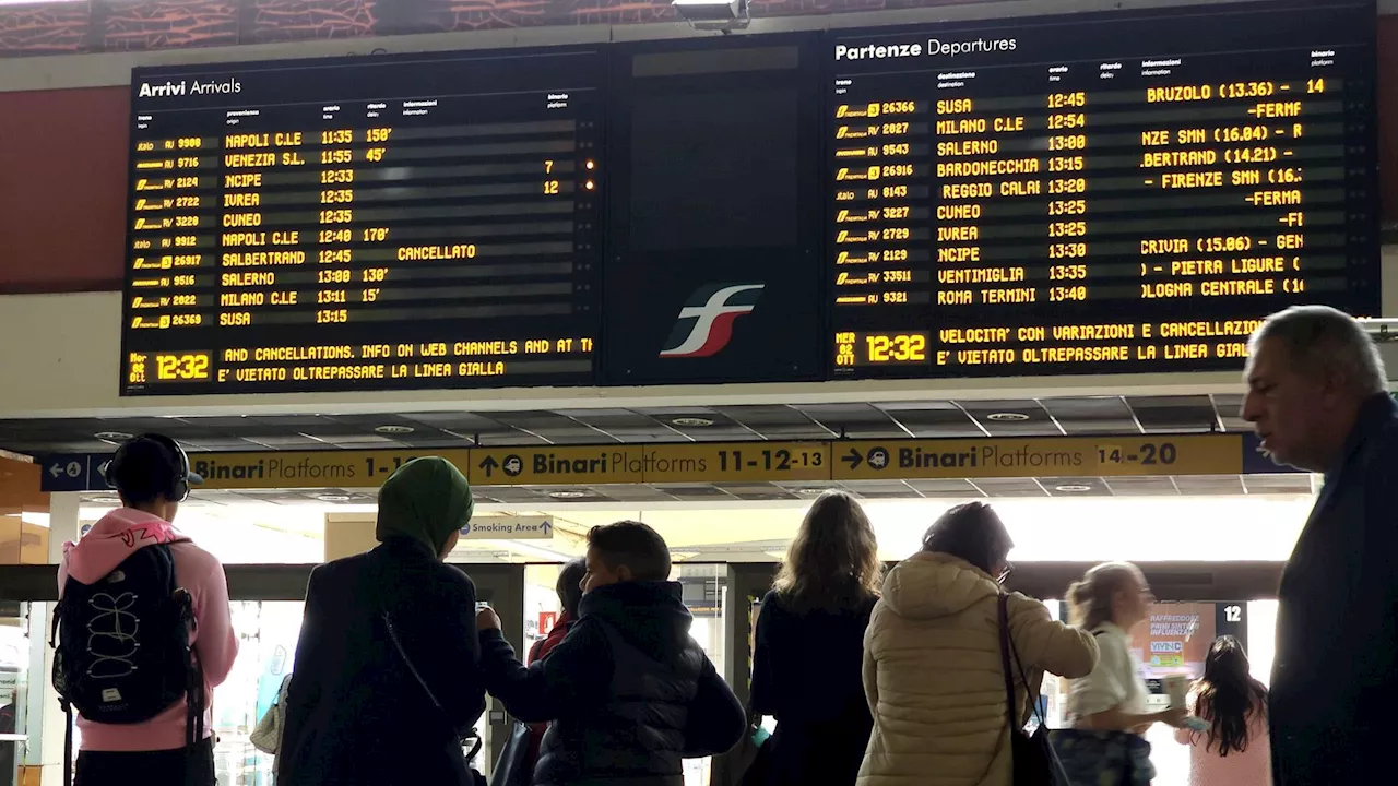 Giornata infernale per i viaggiatori, decine di treni cancellati o con ore di ritardo