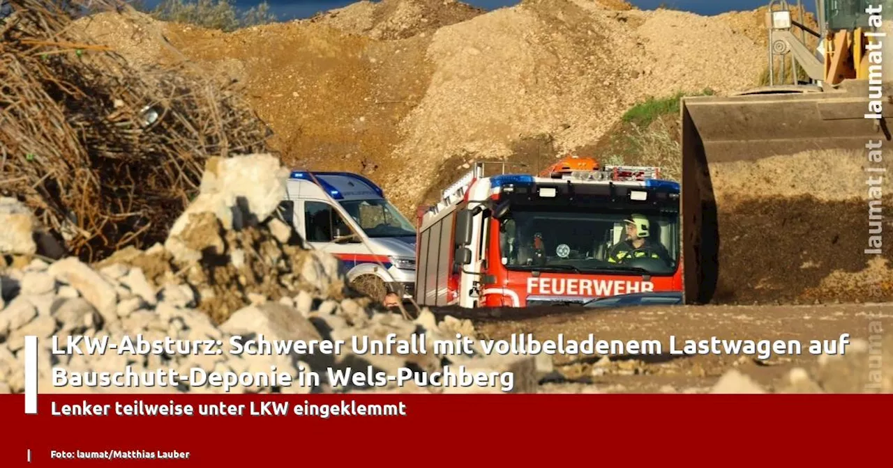 LKW-Absturz: Schwerer Unfall mit vollbeladenem Lastwagen auf Bauschutt-Deponie in Wels-Puchberg