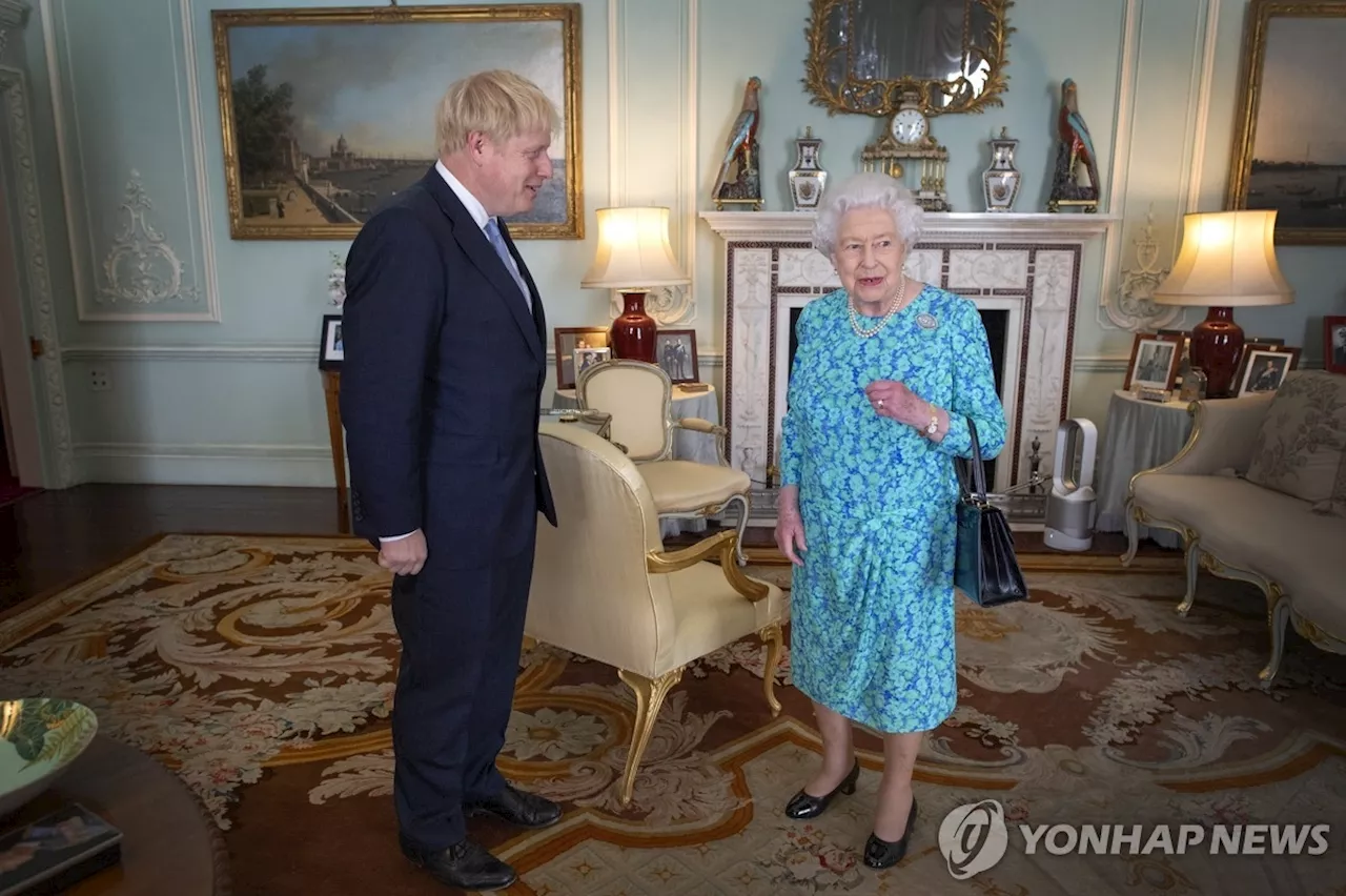 “엘리자베스 2세 여왕, 뼈암으로 사망”...존슨 전 영국 총리 회고록 파문