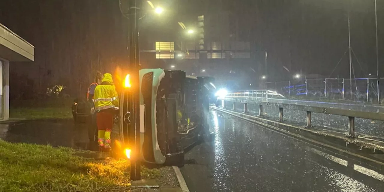 Kanton Luzern: Auto kippt nach Kollision mit Leitplanke auf Seite