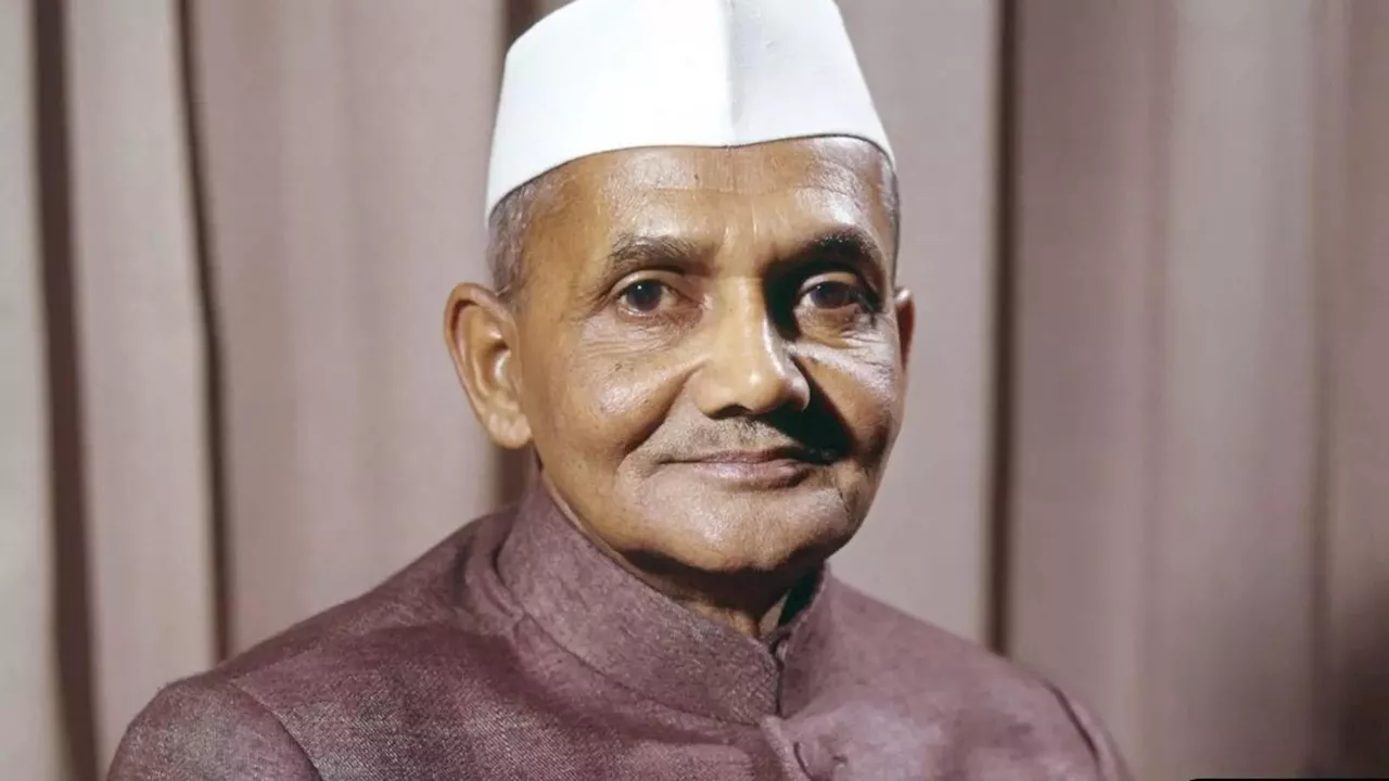 Lal Bahadur Shastri Jayanti: जब प्रधानमंत्री शास्त्री जी ने रुकवा दिया अपने ही बेटे का प्रमोशन, हैरान कर देंगी ये बातें!