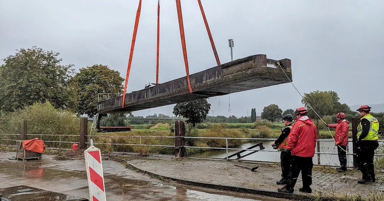 Bundeswehr Holzminden räumt auf: Tonnenschwerer Ponton hängt am Haken