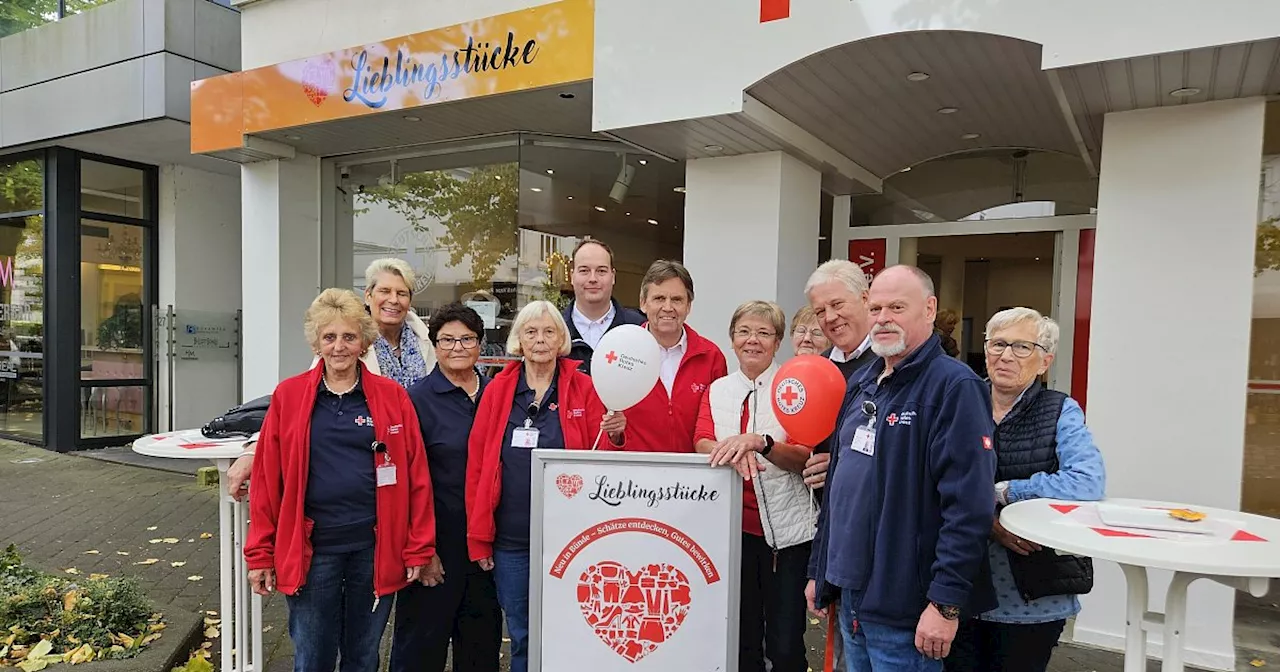 Lange Schlange am Eröffnungstag des neuen Second-Hand-Ladens „Lieblingsstücke“ in Bünde