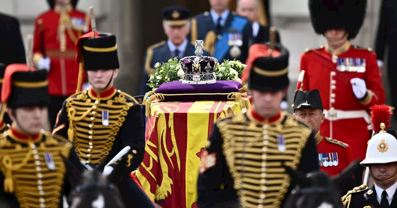 Prozession durch London: Der letzte Abschied vom Buckingham-Palast - Kinder der Queen schreiten hinter dem Sarg