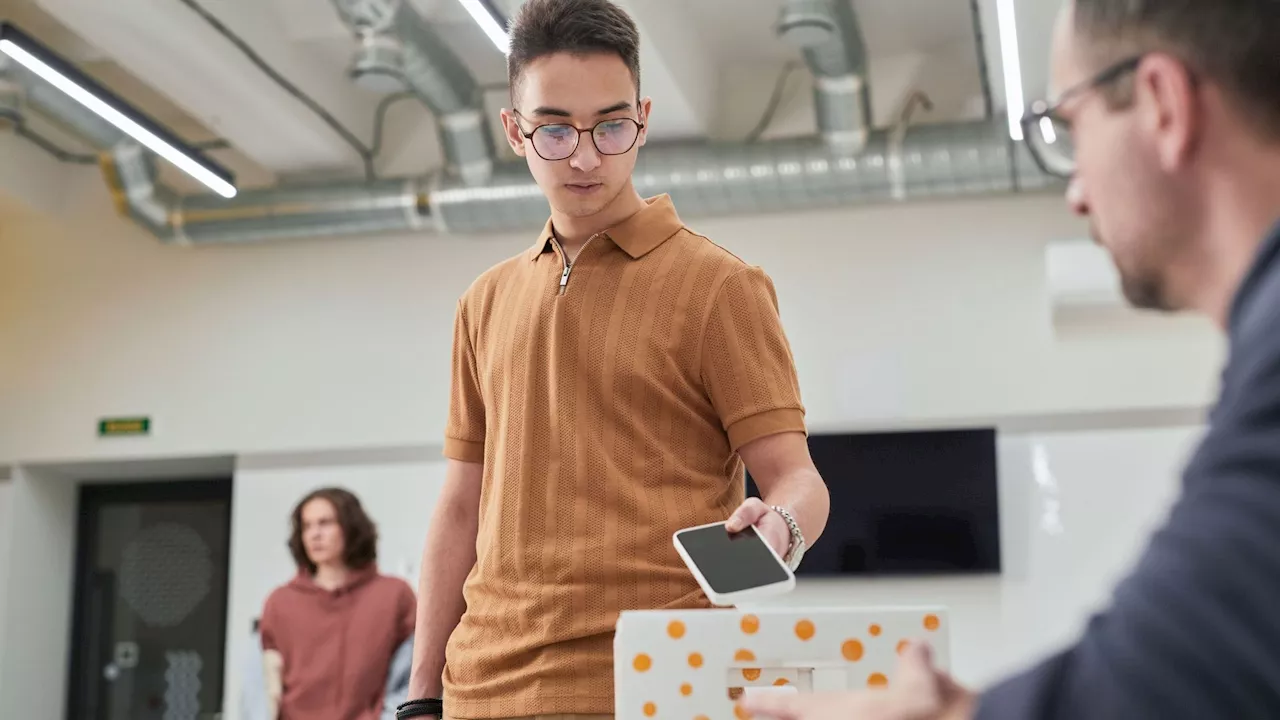 Interdiction du téléphone à l’école : 'Tout à fait normal', 'trop radical', des réactions contrastées